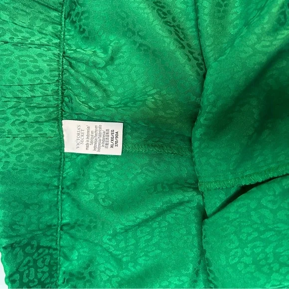 VS Satin Silky Pajama Shorts Bottoms Sz XL Kelly Green Animal Print Lingerie - Picture 5 of 5